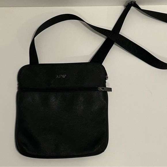 Armani jeans Black leather shoulder bag with zip pocket and adjustable s… - Picture 1 of 3